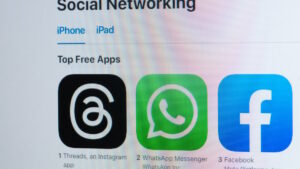 apple forced to pull metas whatsapp threads from chinas app.jpg